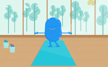 Personnage Copey bleu en forme de haricot debout sur un tapis de yoga, les bras tendus sur les côtés
